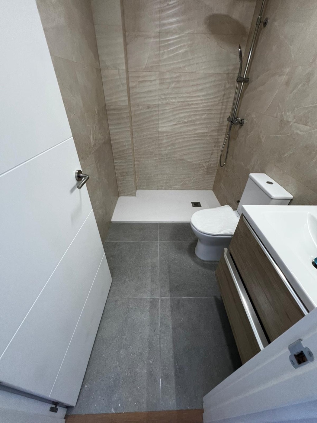 Reforma de baño con alicatado y plato de ducha